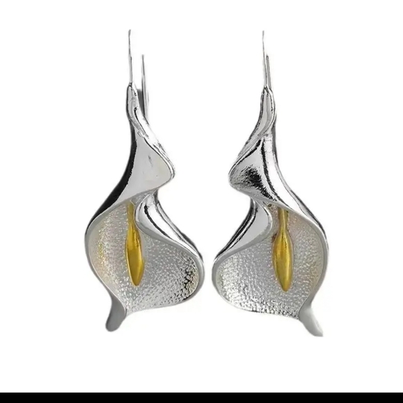 Lily Earrings - Picture 5 of 8